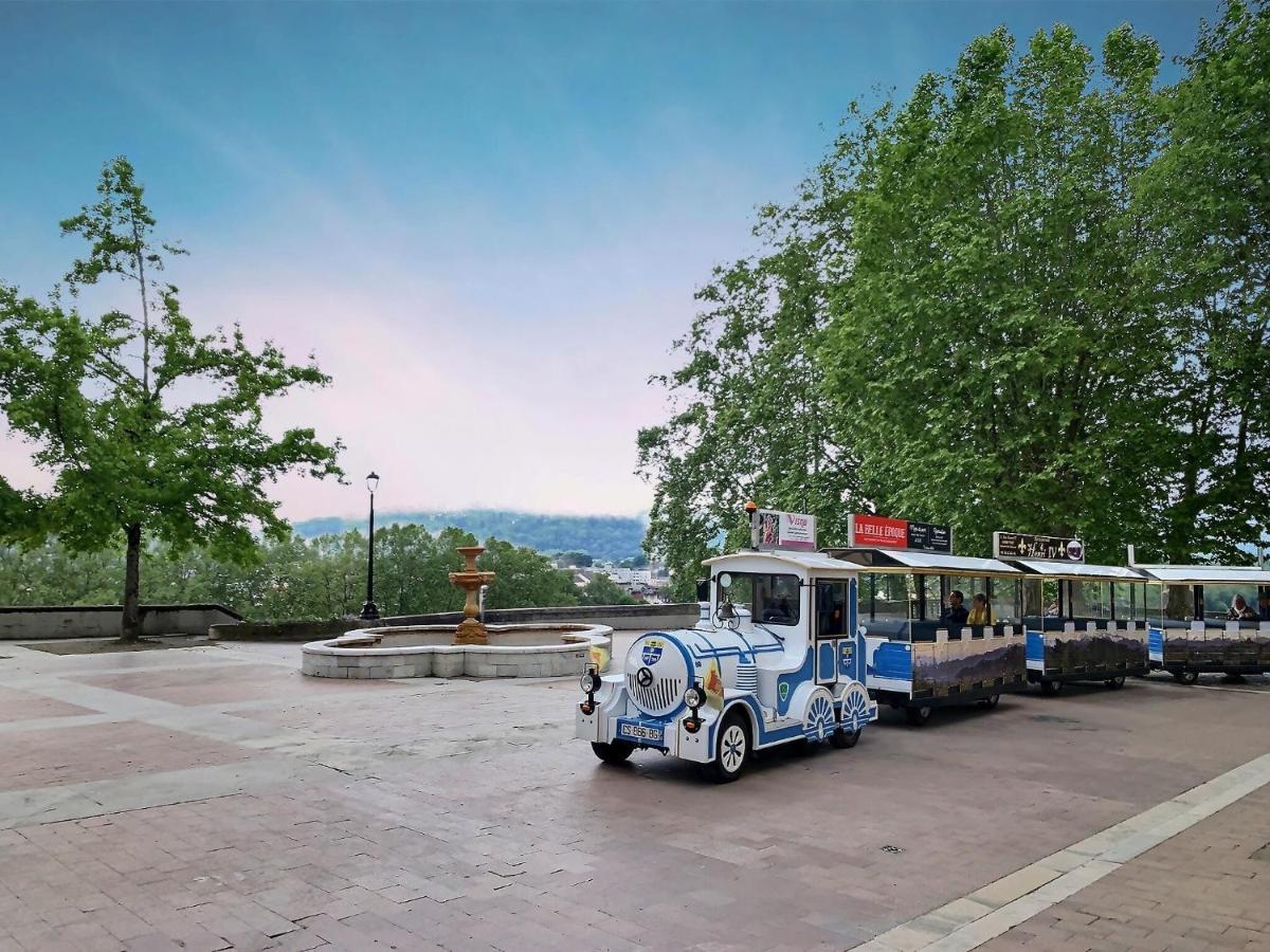 Vue Magique Sur Le Chateau Dans Un Quartier Populaire Pau Exterior foto